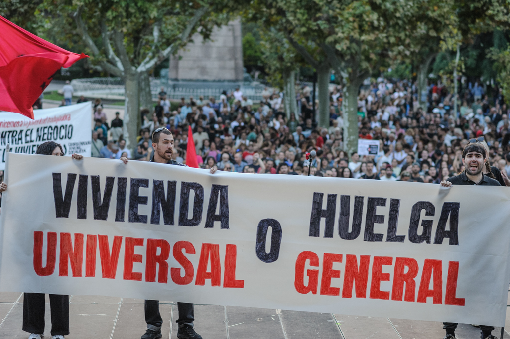 20.000 Personas marcharon por la vivienda y llamaron a la huelga general este domingo en Logroño